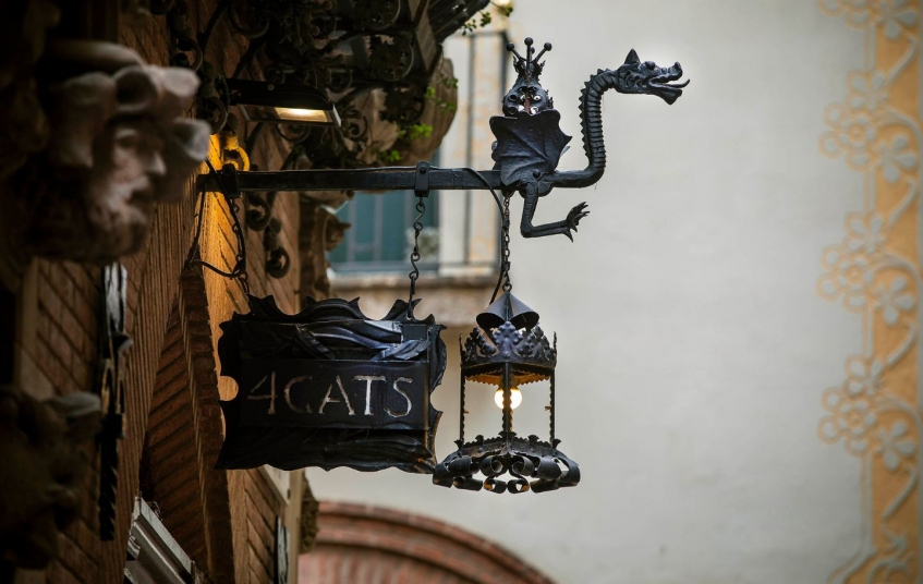 Els 4 Gats és un dels locals més emblemàtics de la ciutat de Barcelona i un dels que també amaga un drac a la seva façana Els 4 Gats és un dels locals més emblemàtics de la ciutat de Barcelona i un dels que també amaga un drac a la seva façana