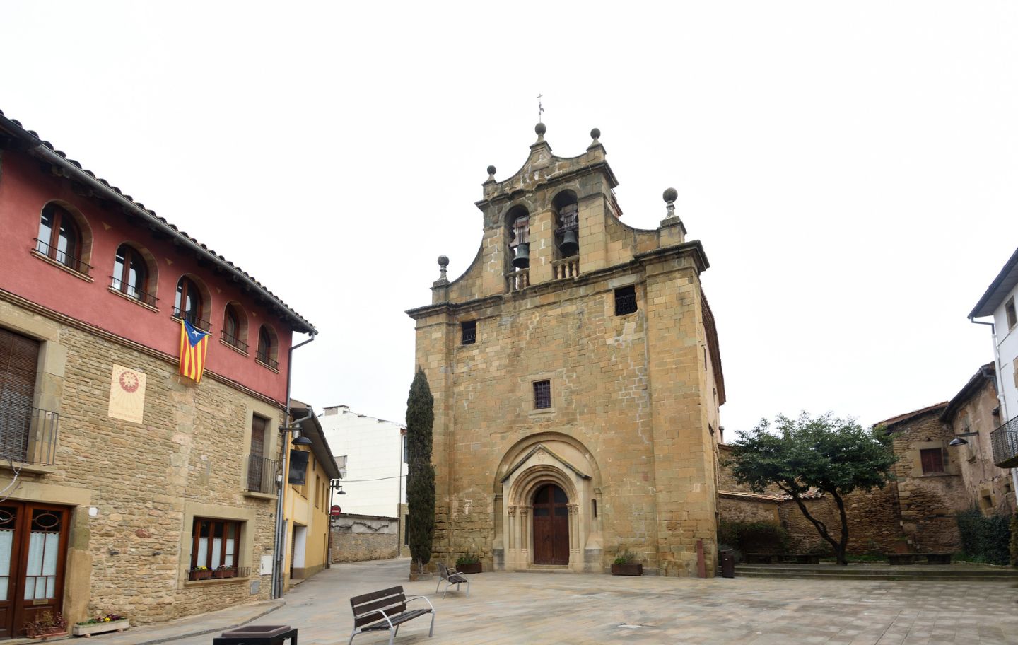 A Folgueroles, l'església de Santa Maria presideix el nucli del poble que va veure néixer el poeta Jacint Verdaguer