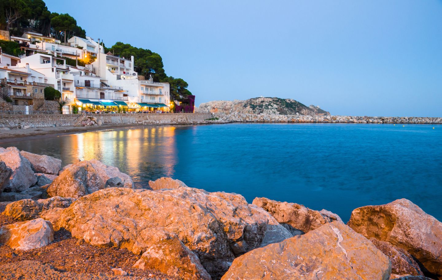 El paisatge mariner de l'Escala, modelat per la tramuntana i pel Mediterrani, forma part de l'univers literari de Caterina Albert
