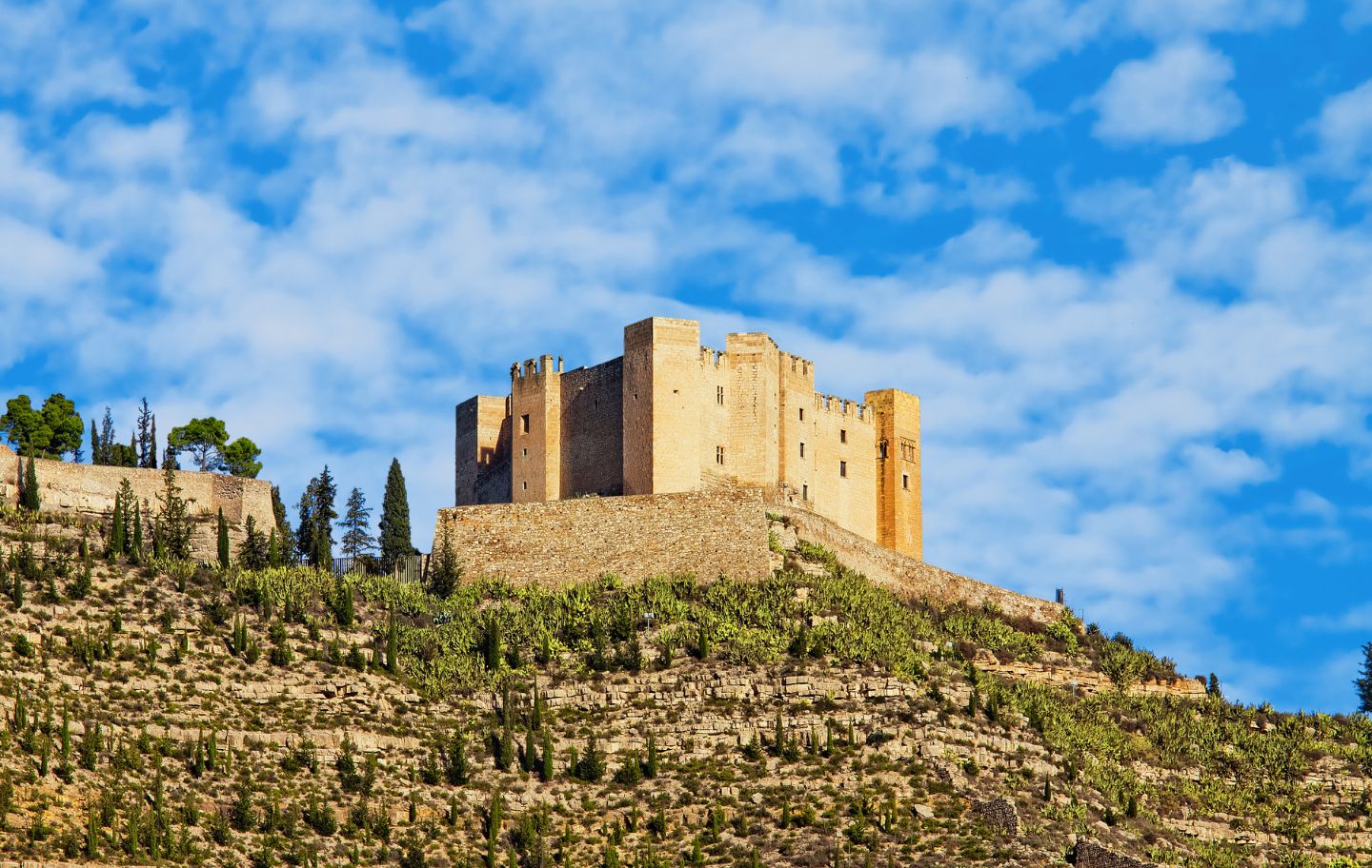 El castell de Mequinensa domina la confluència dels rius i el paisatge que va inspirar l'univers literari de Jesús Moncada