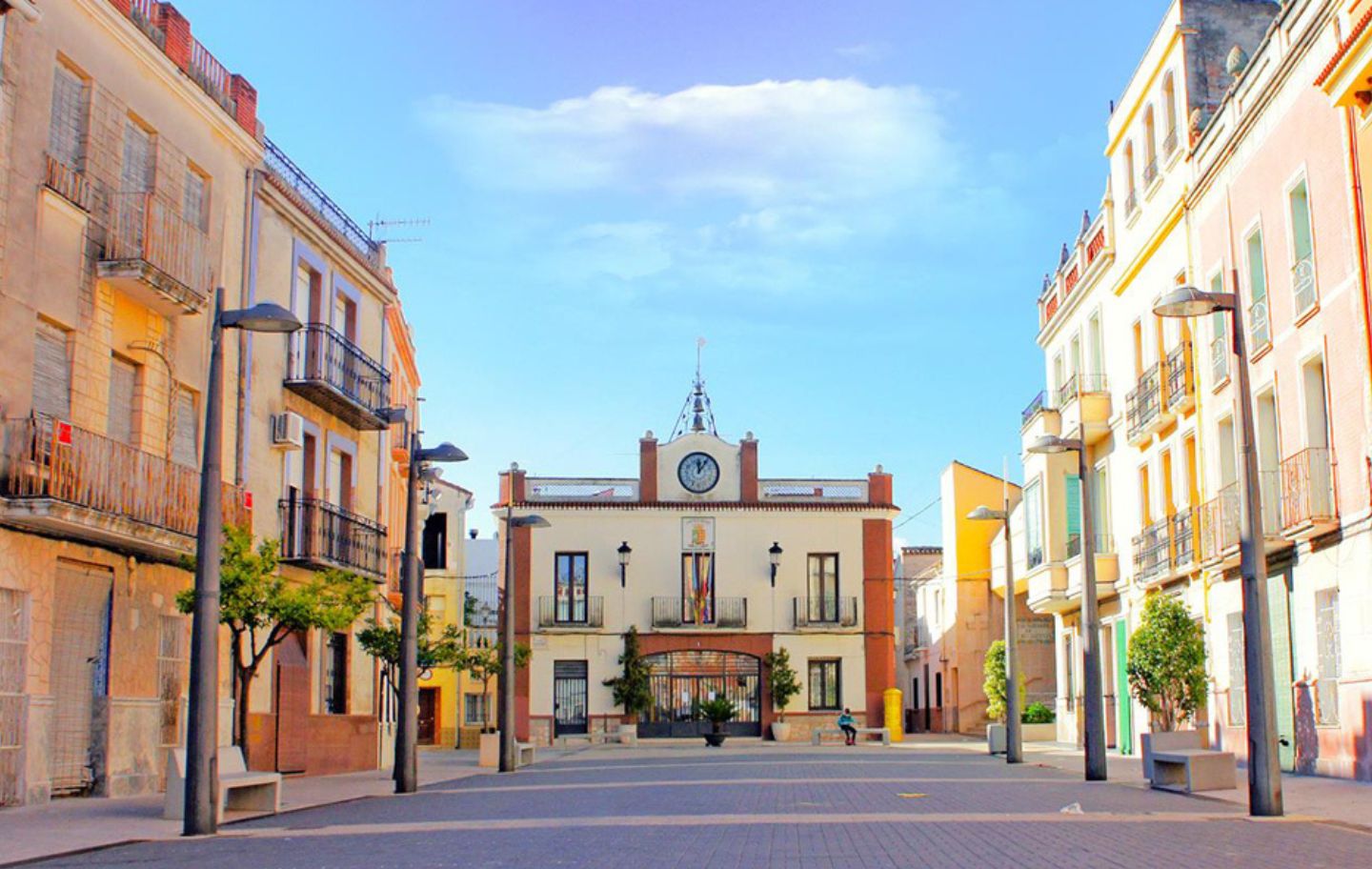 La plaça de l'Ajuntament de Beniarjó, cor tranquil del poble on va néixer el gran poeta medieval Ausiàs Marc