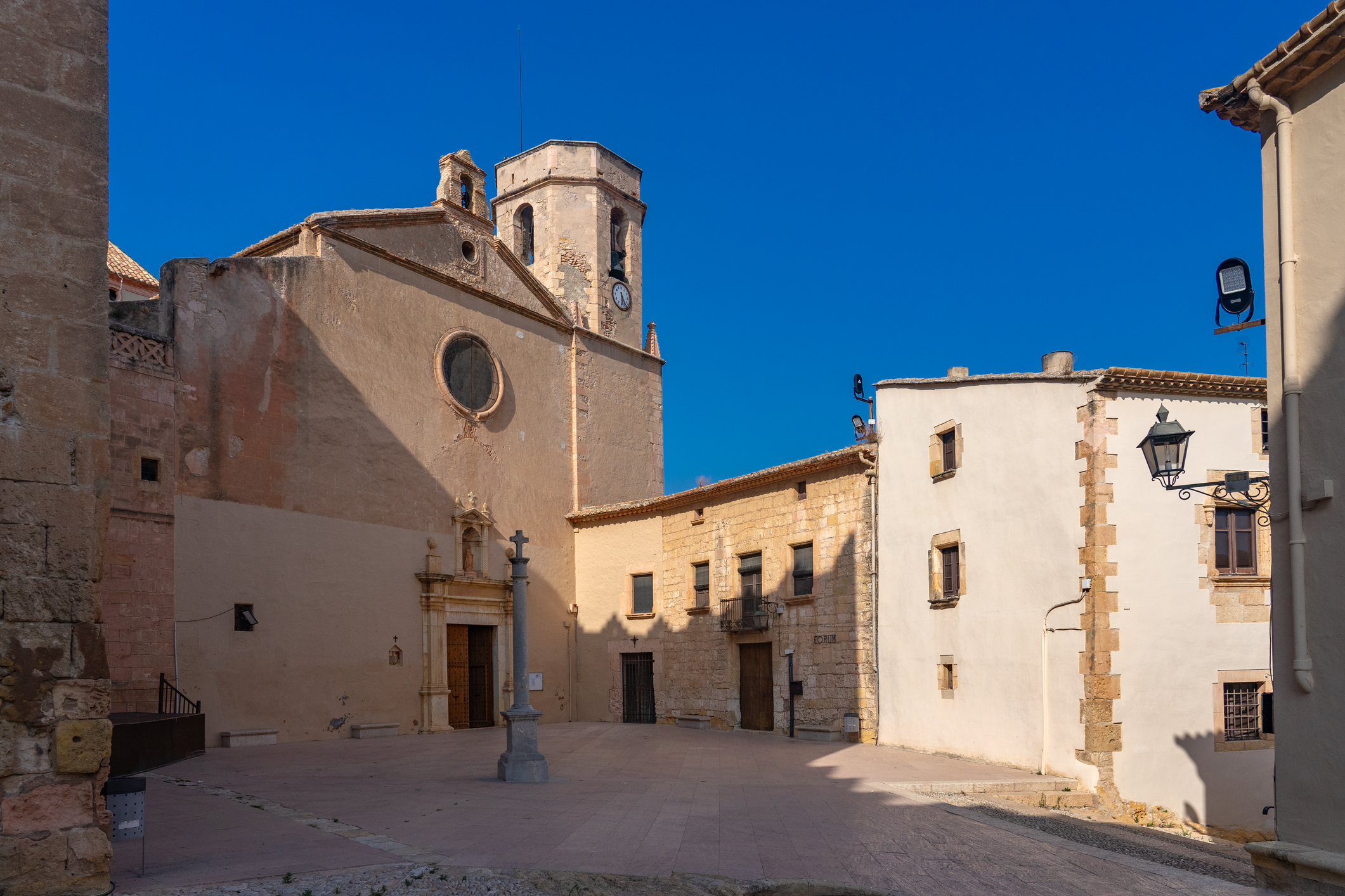 L'església de Sant Martí és un dels tresors que amaga la vila closa d'Altafulla