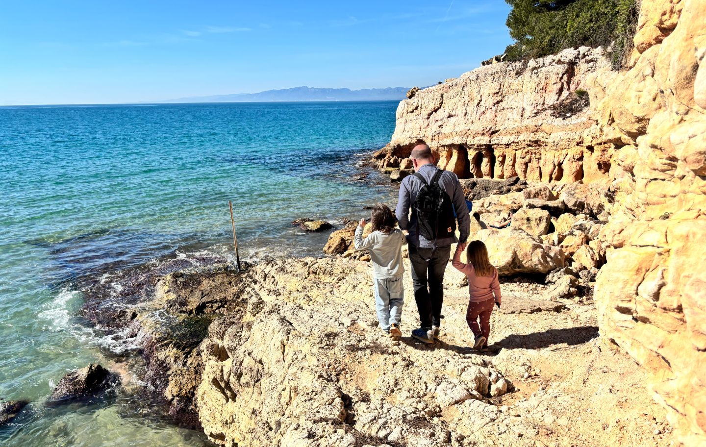 La cala de la Penya Tallada és una de les més singulars del país