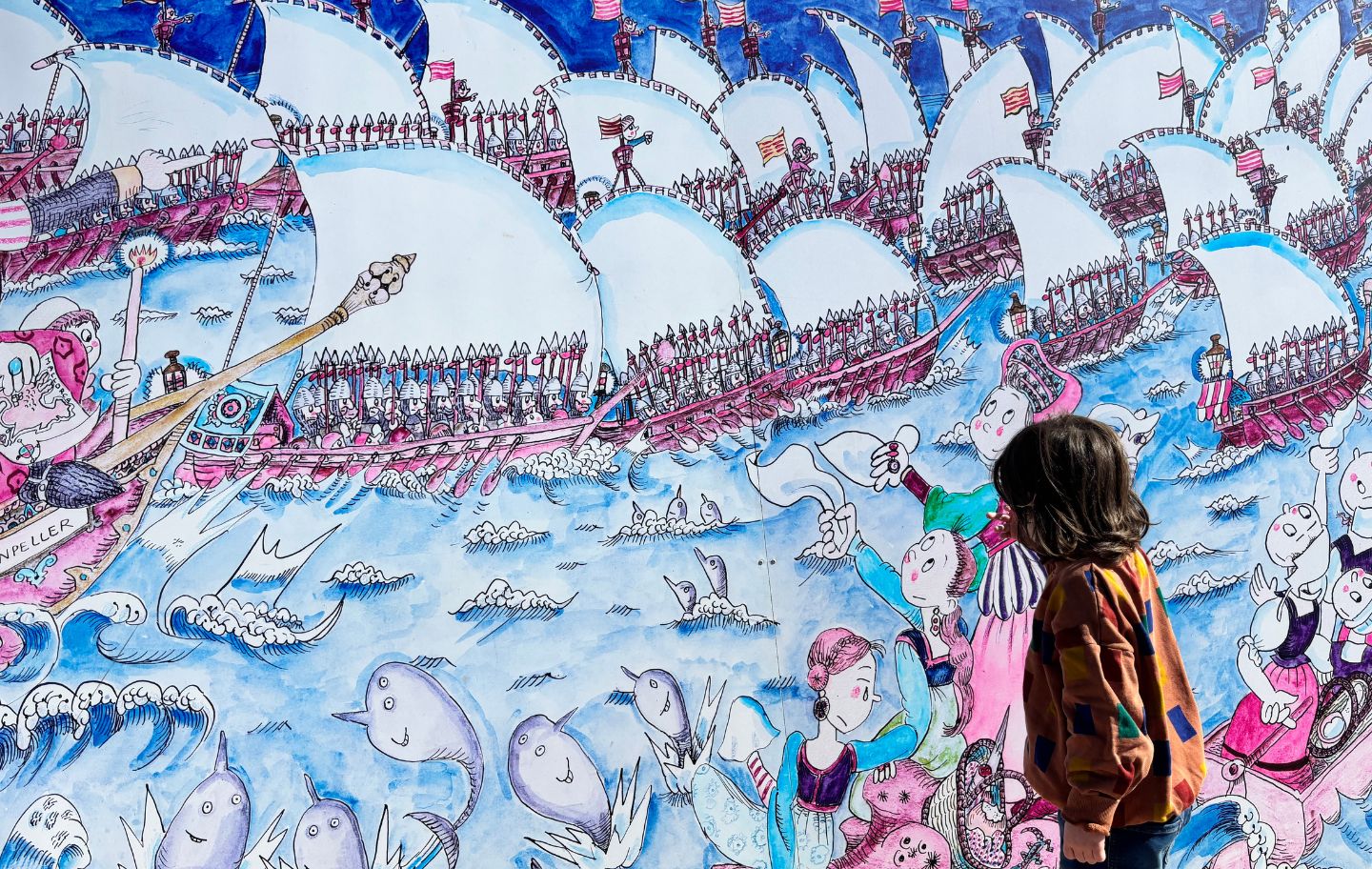 El mural de la Pilarín Bayés a l'inici del Camí de Costa de Salou il·lustrala sortida de Jaume I cap a Mallorca El mural de la Pilarín Bayés a l'inici del Camí de Costa de Salou il·lustrala sortida de Jaume I cap a Mallorca