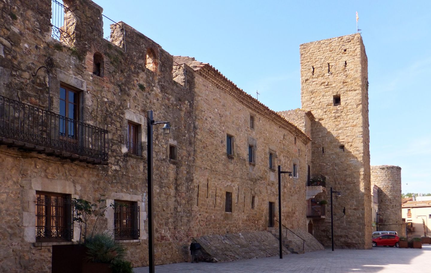 Torre i muralla del castell de Verges, història viva de la vila
