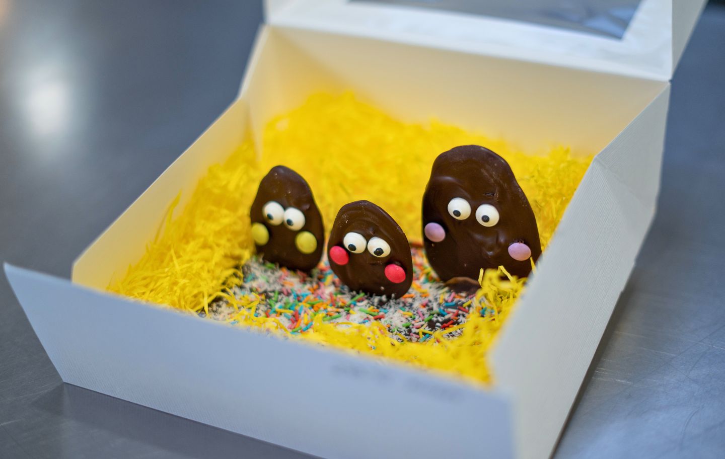 Els infants elaboren i decoren les seves pròpies figures de Pasqua