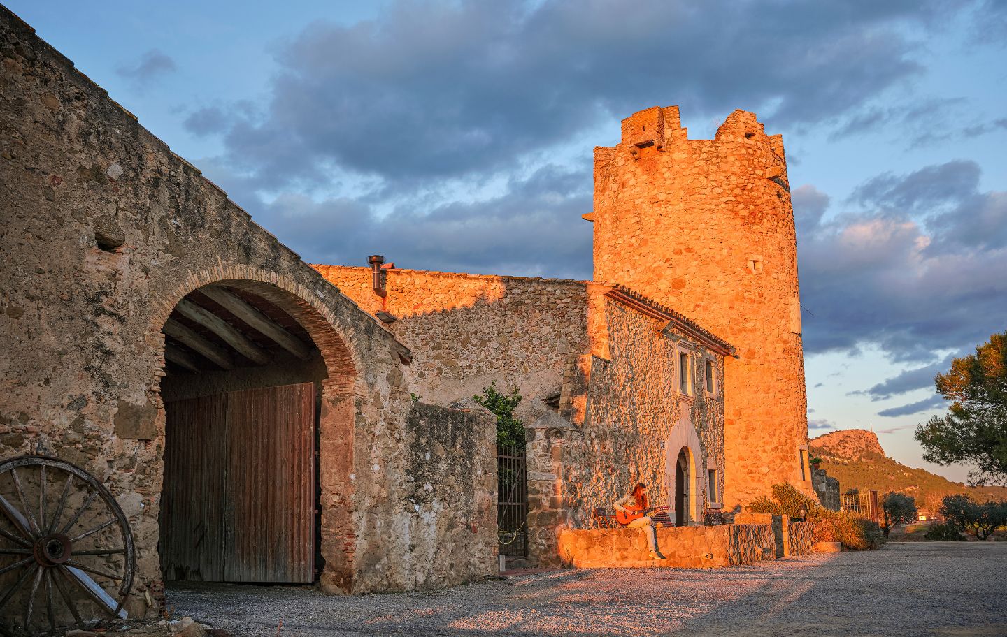 Situat entre Torroella de Montgrí i l'Estartit, el Mas Ral té també una torre de defensa, construïda probablement al segle XVI o XVII per protegir-se dels atacs dels pirates