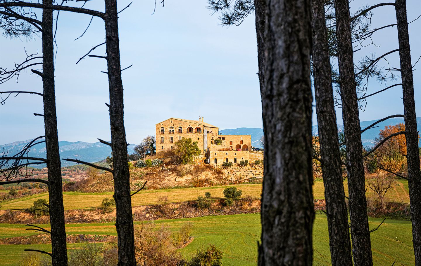 Enlairada dalt d’un turó, la casa Pujantell atresora més de 1.000 anys d’història