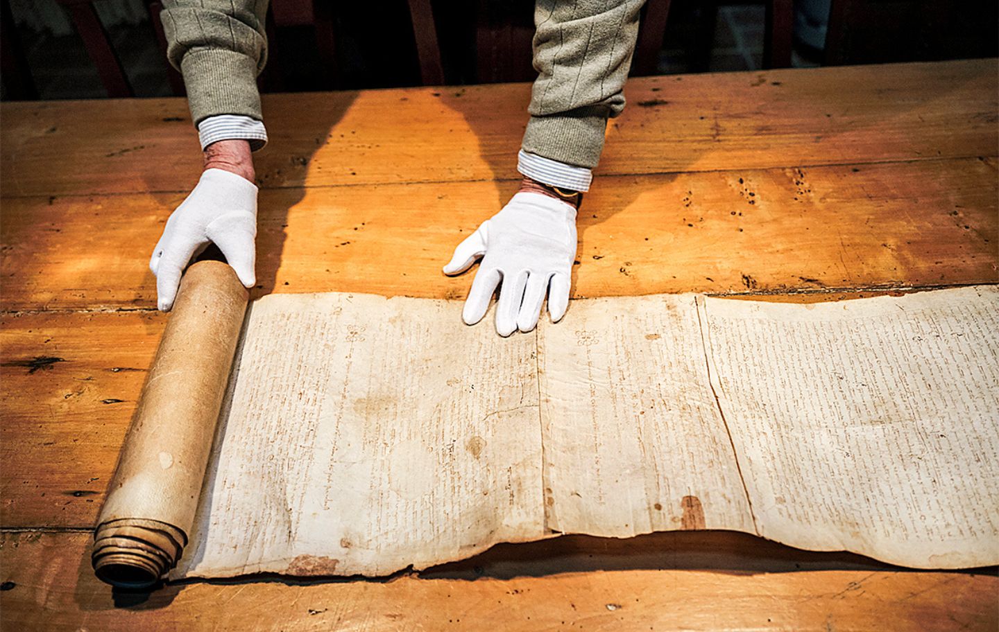Un pergamí medieval és un dels tresors del Mas Cals