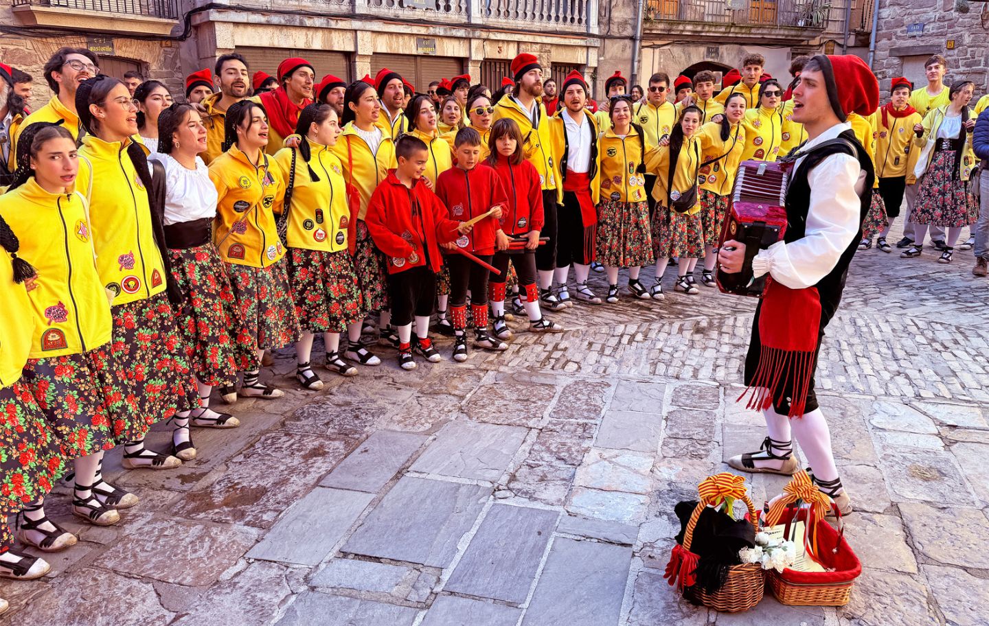 Un grup de joves caramellaires a la plaça Major de Súria