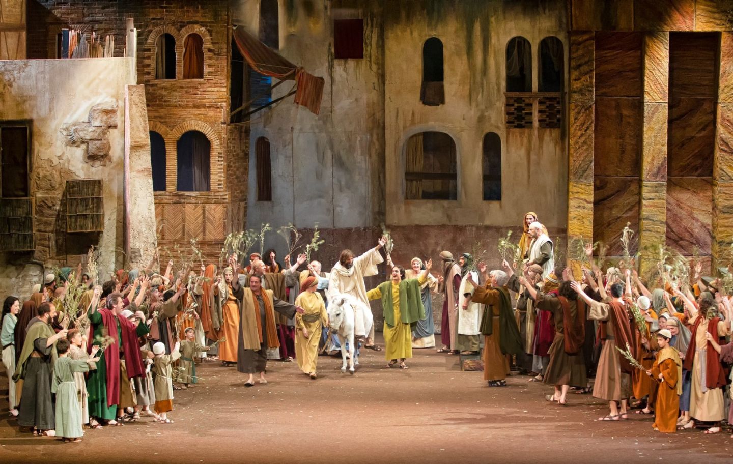 Una escena de la Passió d'Olesa, on el relat pren vida sobre l'escenari