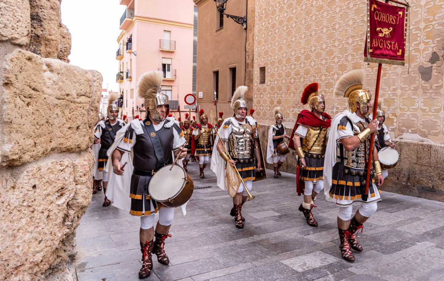 Els armats de Tarragona obren pas amb solemnitat en el Sant Enterrament
