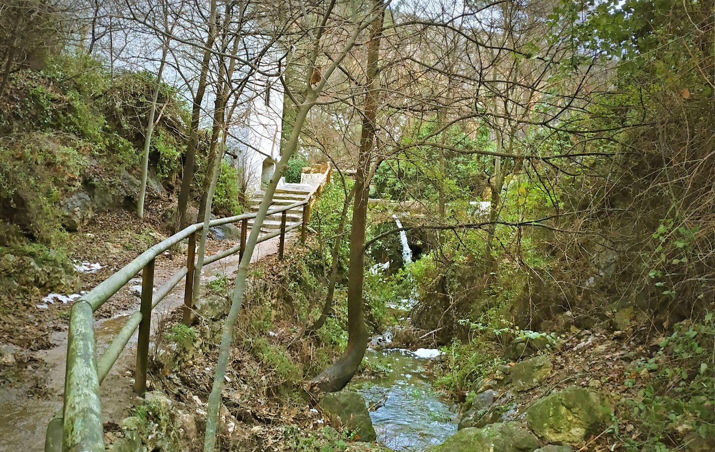 La ruta del 'Camí dels Geladors' parteix d’Ibi i passa per antics llavadors i a la vora dels salts d’aigua del barranc dels Molins.