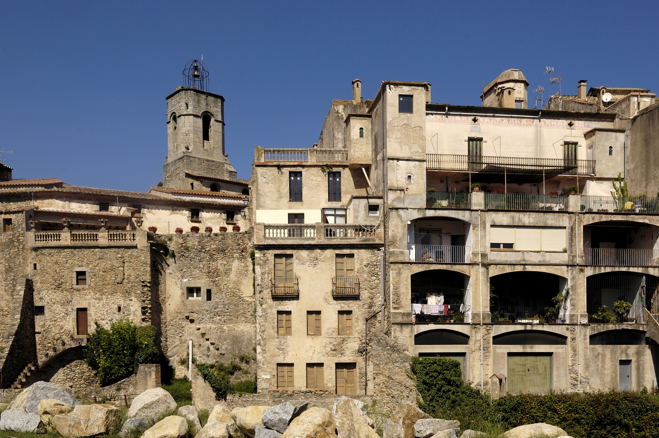Maçanet de Cabrenys es troba al mig de l'Alt Empordà entre boscos d'alzines i suros