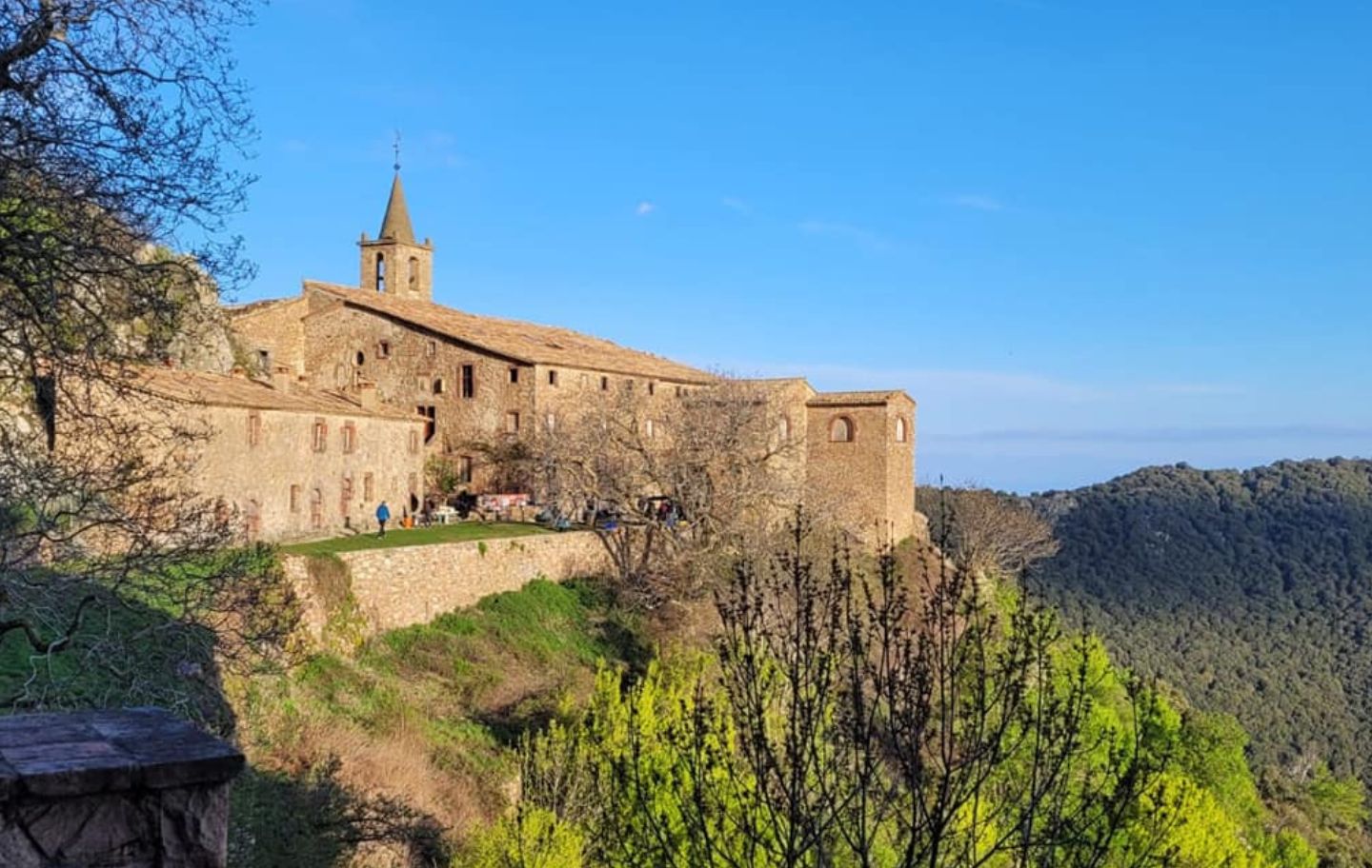 Enfilat en un cingle feréstec del Montseny, Sant Segimon conserva intacta l'aura solitària d'un amagatall de llegenda