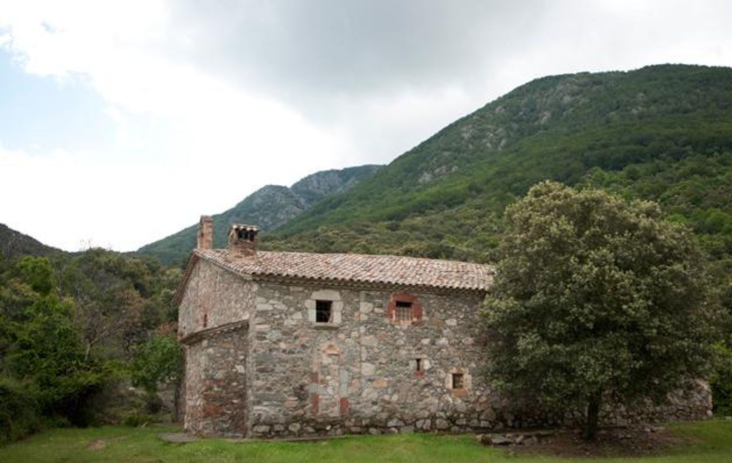 Entre castanyers i llegendes, l'ermita de l'Erola manté viu el record d'un Montseny ple de devoció i misteri