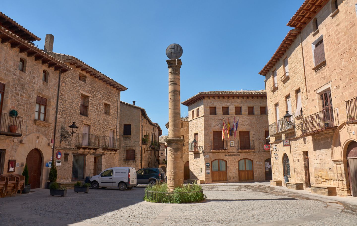 La plaça Major de Cretes, porticada i plena d'encant, és el cor viu d'una de les viles més belles del Matarranya