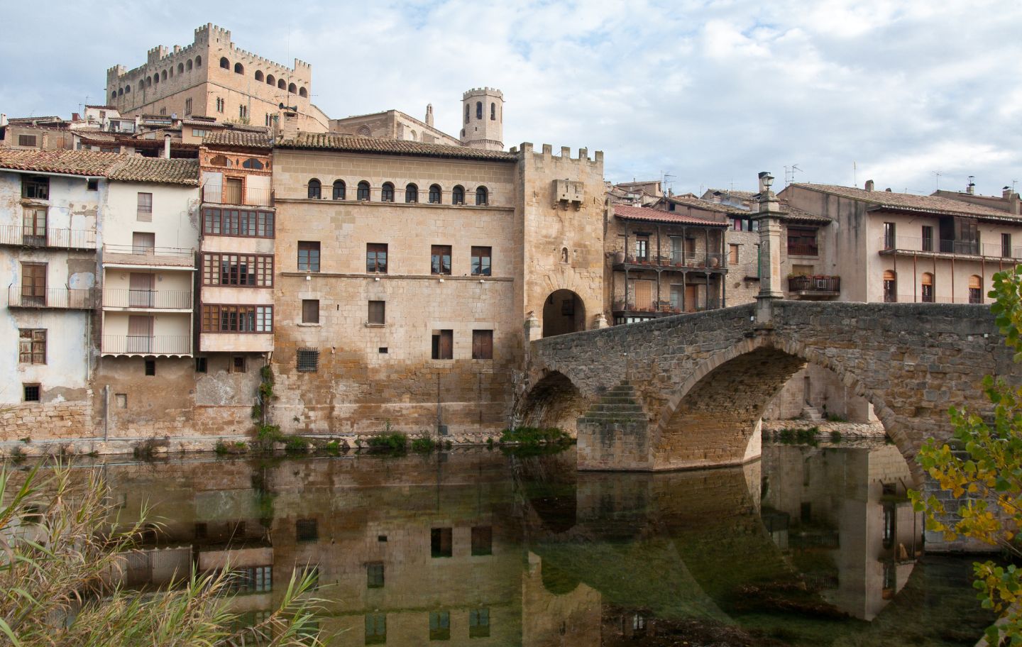 El pont gòtic sobre el Matarranya obre pas cap al cor medieval de Vall-de-roures, coronat pel seu castell