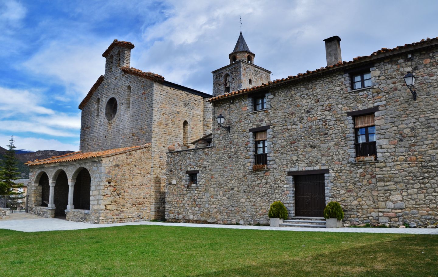 Santa Maria de Talló s'alça majestuosa entre la plana, amb l'elegància severa del romànic