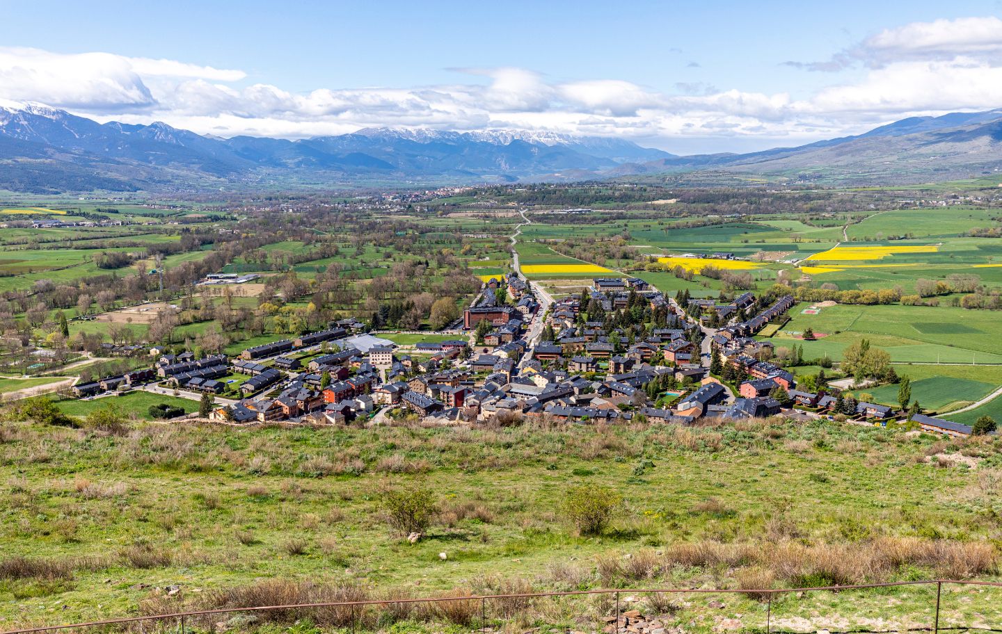 Des del castell de Llívia, la plana cerdana s'obre als peus del visitant i el poble es desplega com una postal entre muntanyes