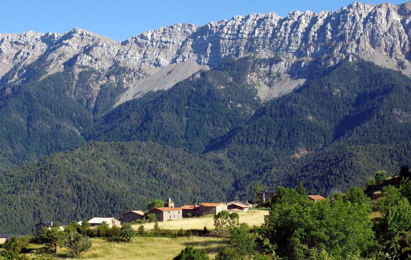 Als peus del Cadí, s'amaga el petit poble d'Estana, el més proper al santuari