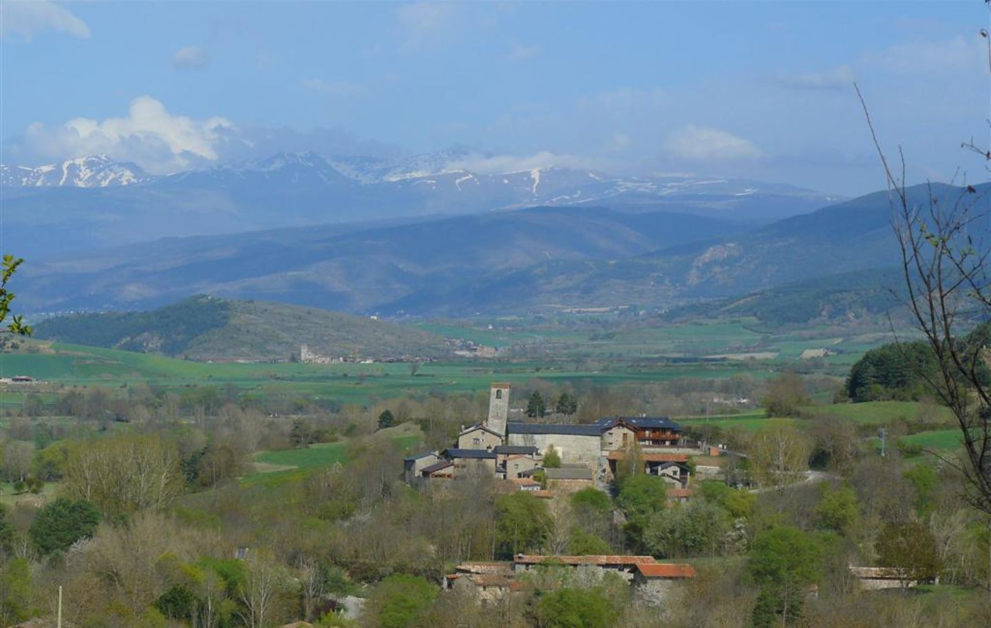 A Nerellà, el campanar inclinat de Santa Eugènia s'alça com la singular torre de Pisa de la Cerdanya