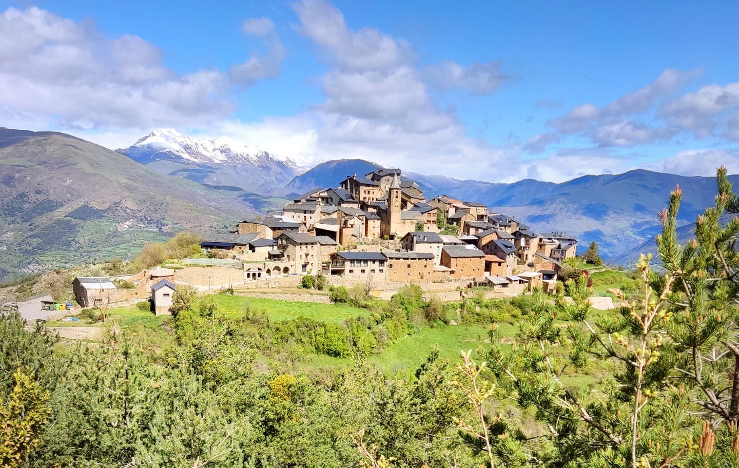 Tornafort, al Pallars Sobirà, és un petit poble de pedra i llosa enlairat a dalt d’un turó