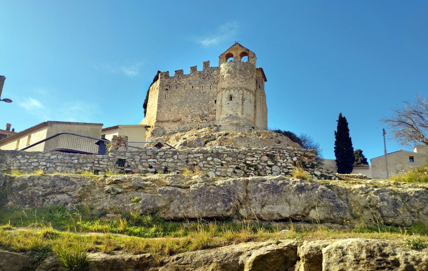 El castell i l'església de la Santa Creu es troben al nucli històric de Calafell