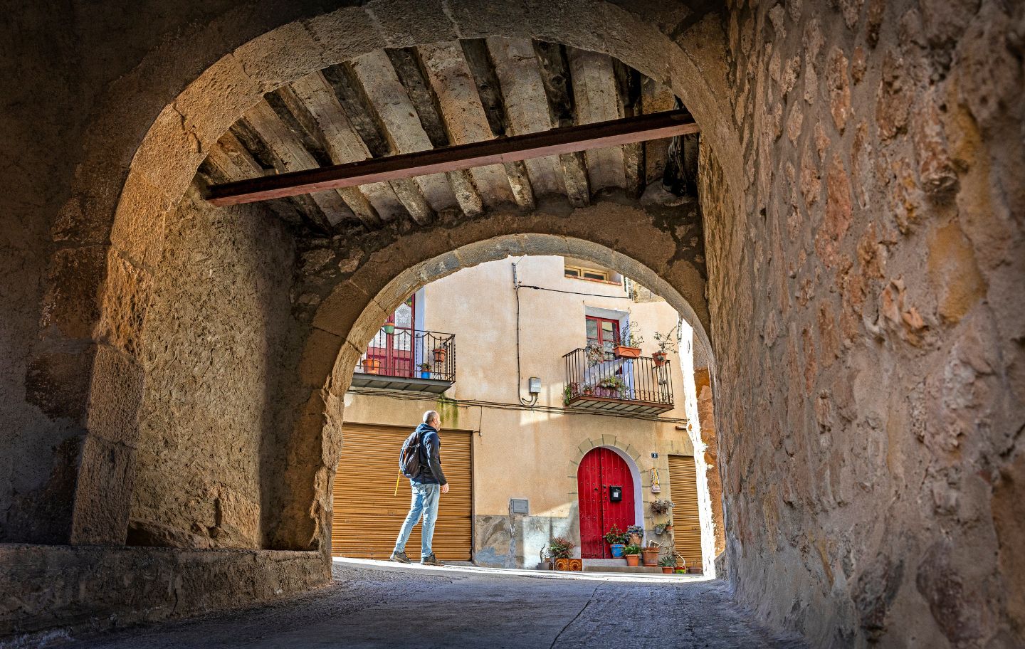 Un carrer porxat dels Torms, a les Garrigues Altes