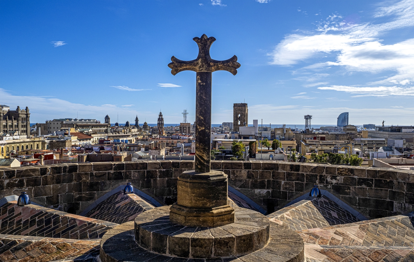 La creu de terme que hi ha al terrat de la catedral de Barcelona amb una magnífica vista de la ciutat. La creu de terme que hi ha al terrat de la catedral de Barcelona amb una magnífica vista de la ciutat.