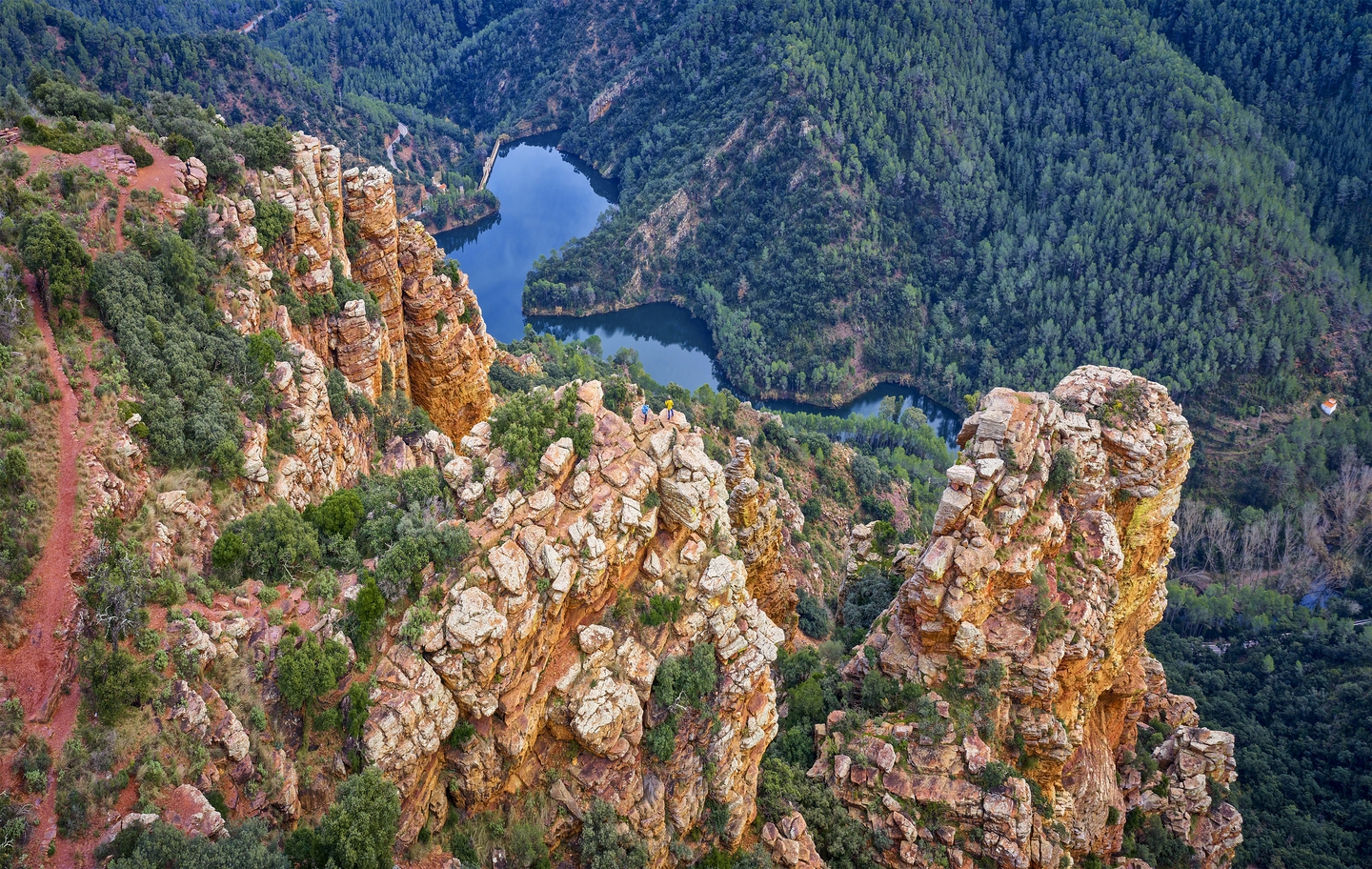 Enfilar-se fins al capdamunt dels Orgues de Benitandús té premi: una magnífica vista de la serra d’Espadà coberta d’alzines sureres