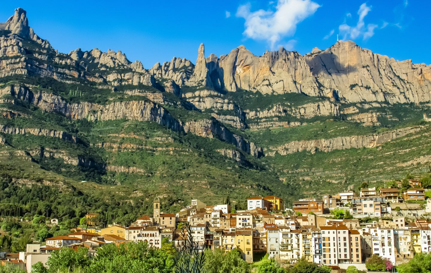 Com un gegant de pedra que no dorm, Montserrat vigila el batec pausat de Monistrol