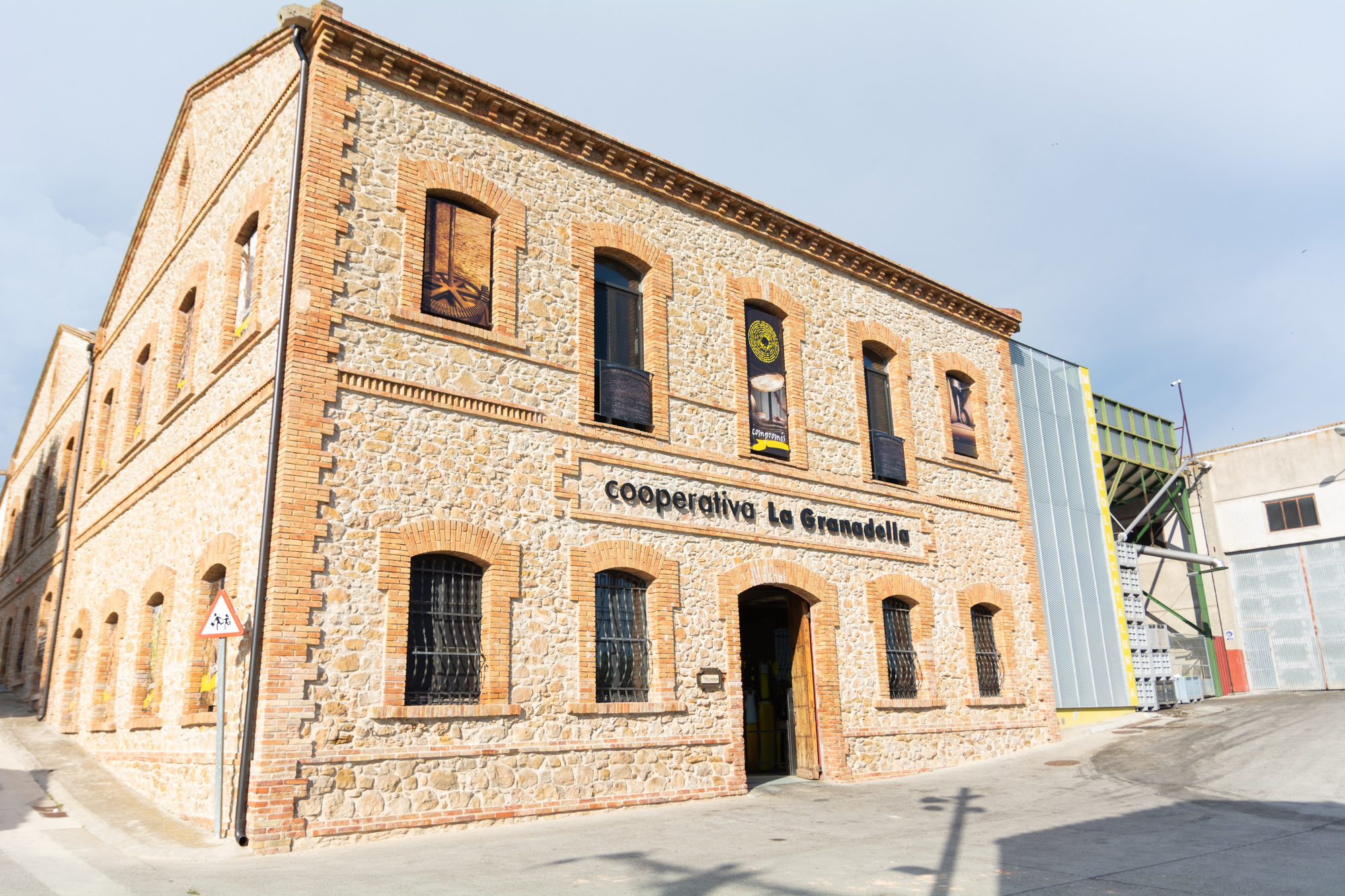 La Cooperativa La Granadella es va fundar el 1920 i s'ubica en un edifici noucentista