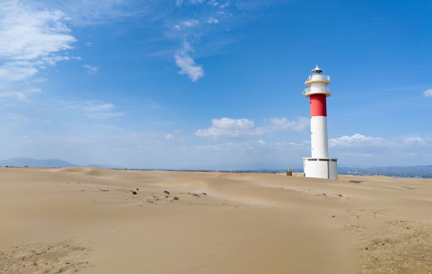 La platja del Fangar desplega un paisatge únic, amb el far com a gran icona del Delta