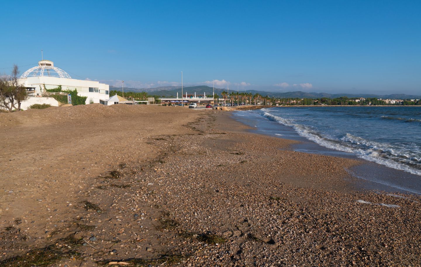 La platja de l'Arenal de l'Ampolla combina sorra fina i mar tranquil en un entorn amable del delta de l'Ebre