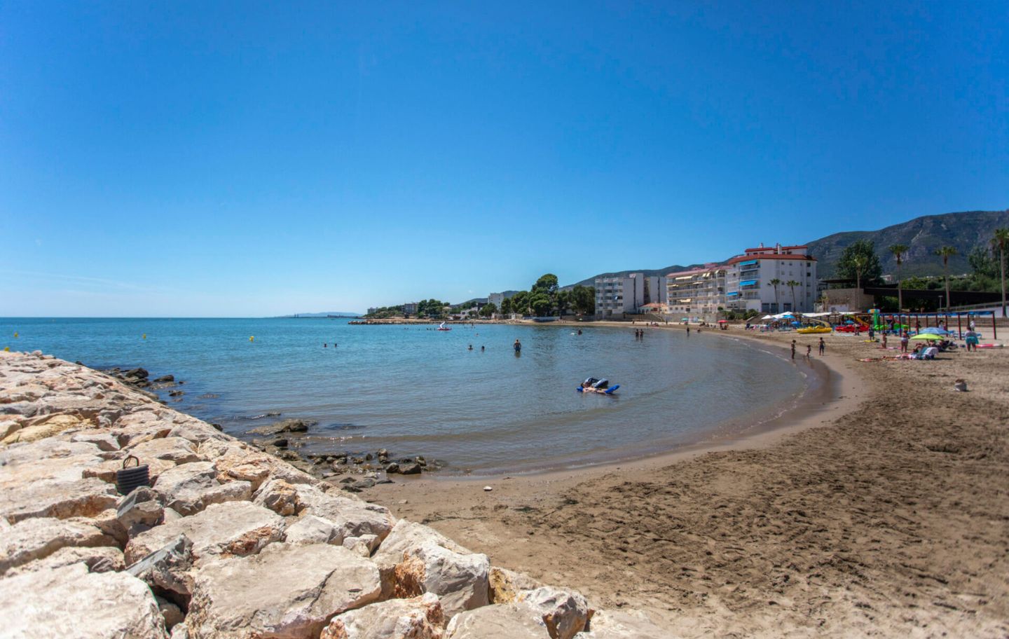 La platja de les Delícies, a la Ràpita, combina la calma del mar amb l'ambient viu d'una vila marinera