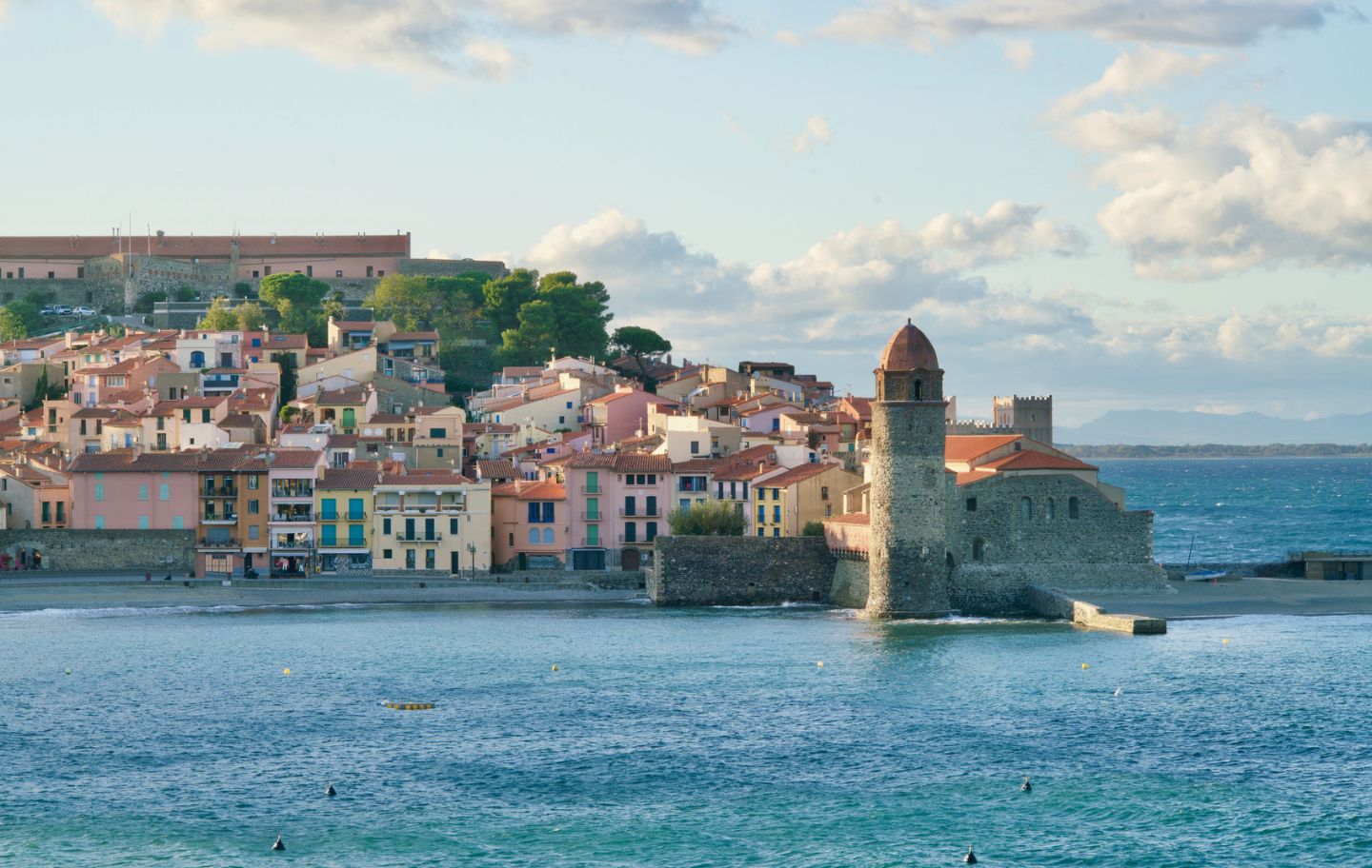 El port de Cotlliure, amb les barques i el campanar vora el mar, va inspirar alguns dels paisatges més icònics d'André Dérain