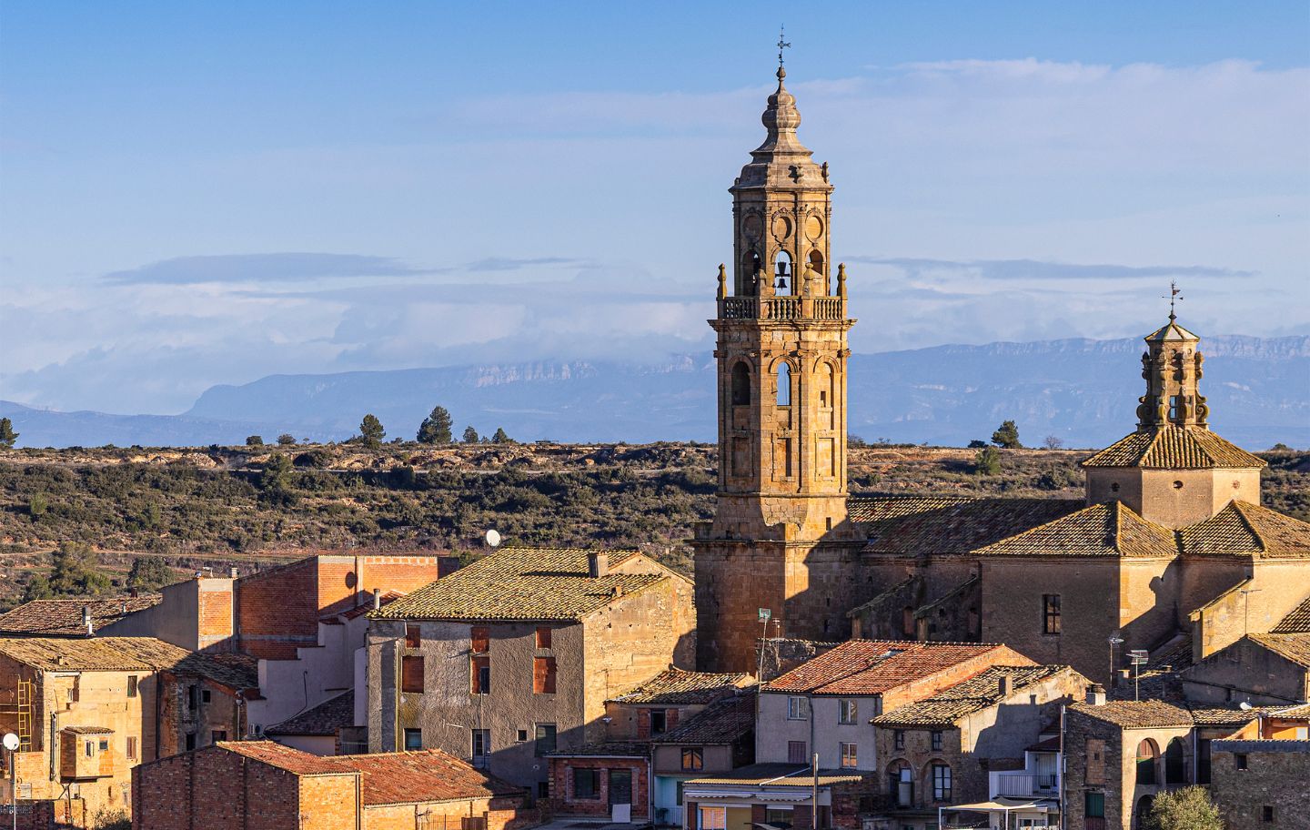 El campanar altiu i imponent de l'església de Santa Maria de Gràcia, a la Granadella