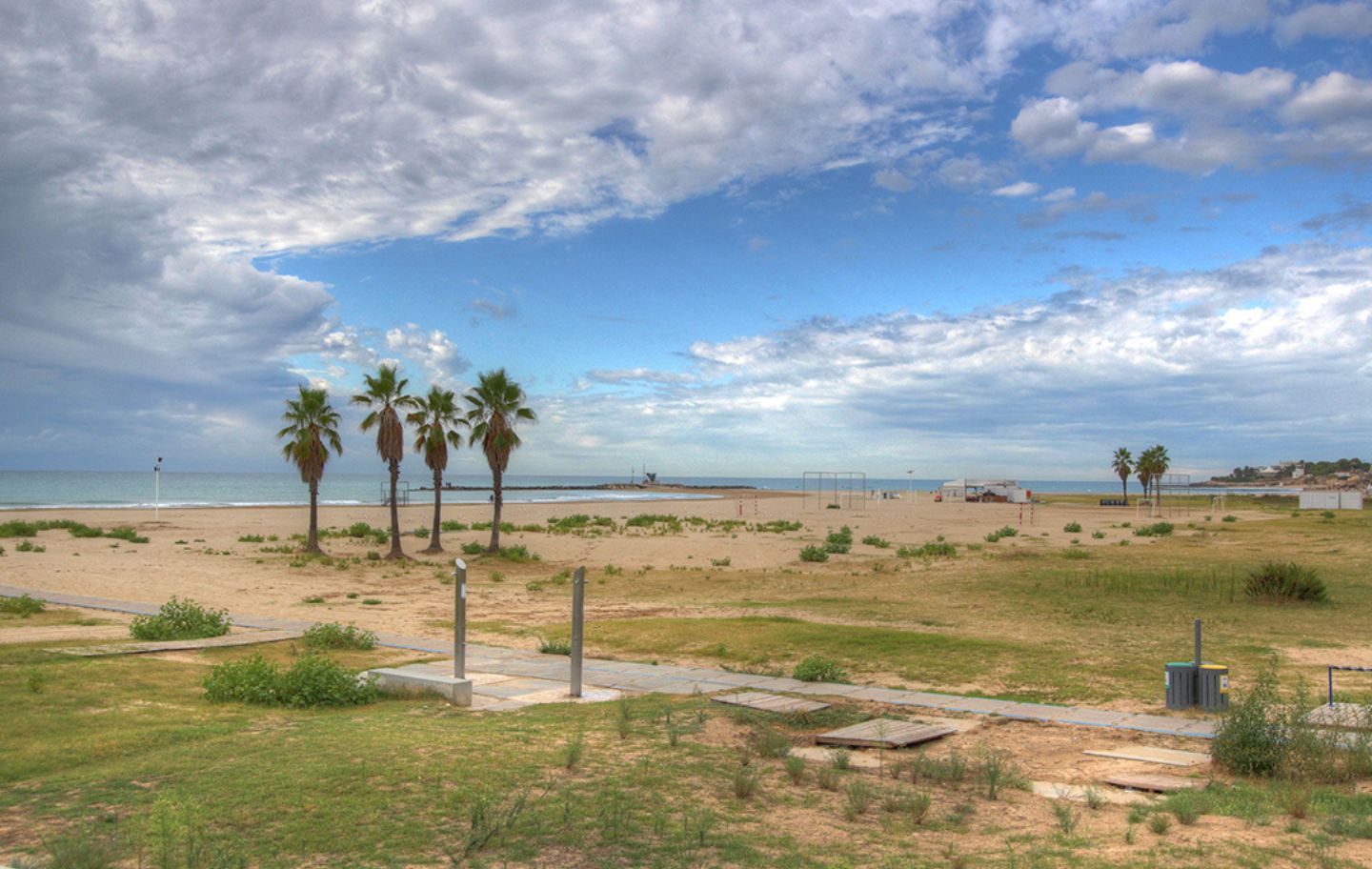 La platja de Ribes Roges, a Vilanova i la Geltrú, s’estén entre mar obert i un passeig ple de vida