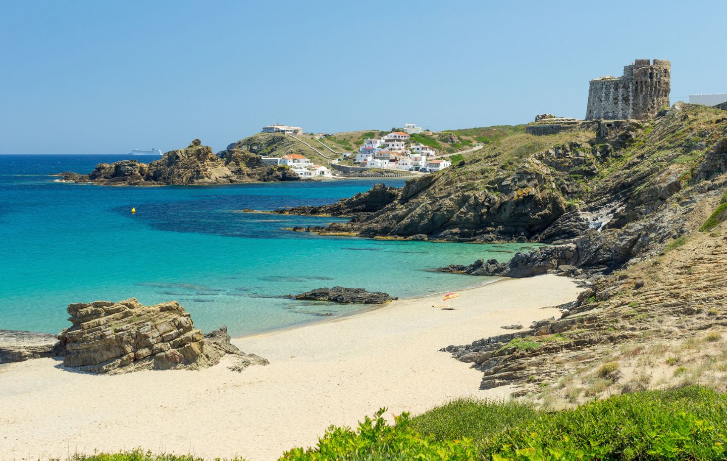 Des de l'aire, cala Mesquida desplega el seu gran sorral entre dunes, mar obert i natura mallorquina