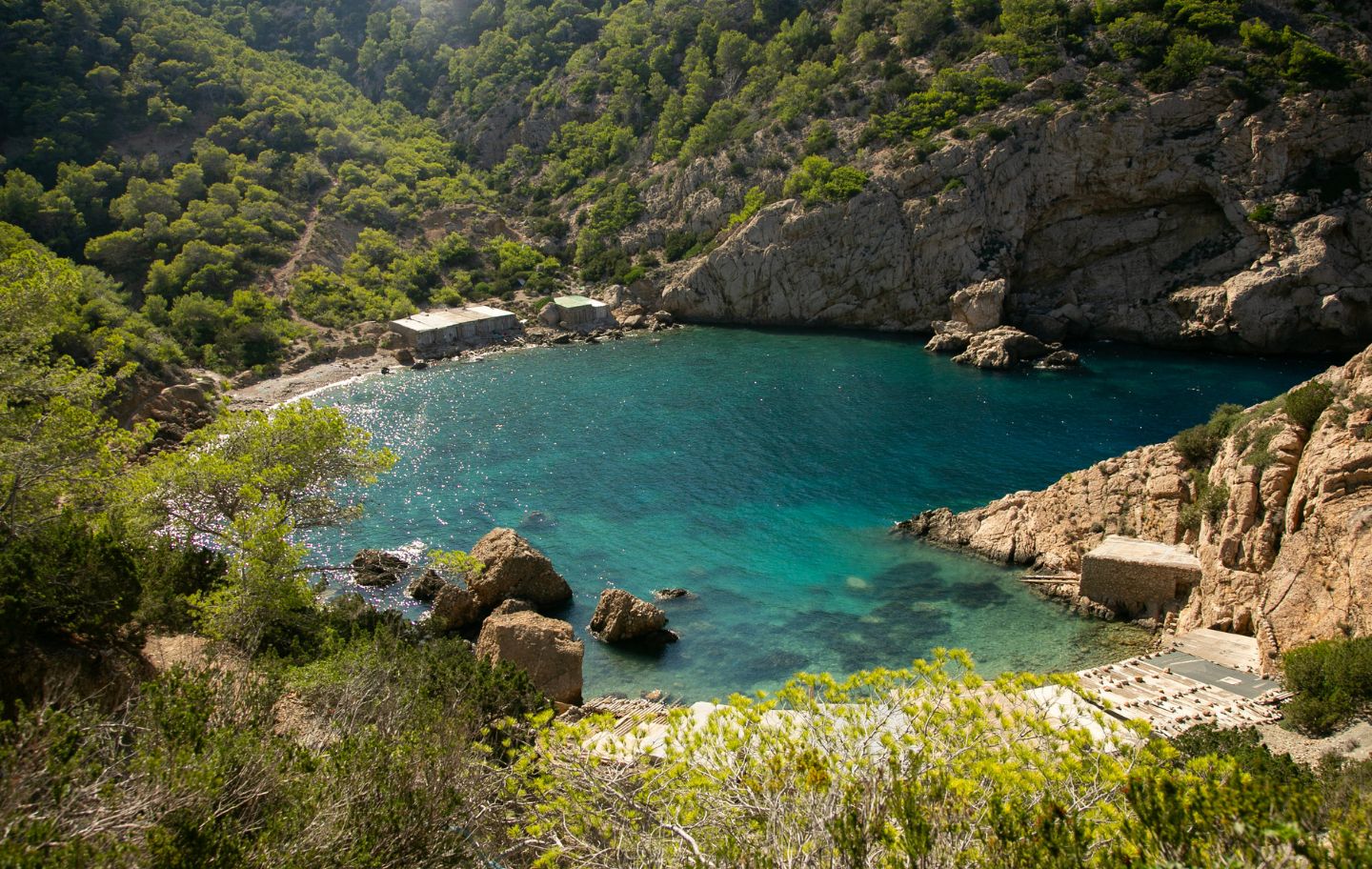 Es Portitxol, amagada entre penya-segats i pinedes, és un dels refugis més tranquils i autèntics del nord d'Eivissa