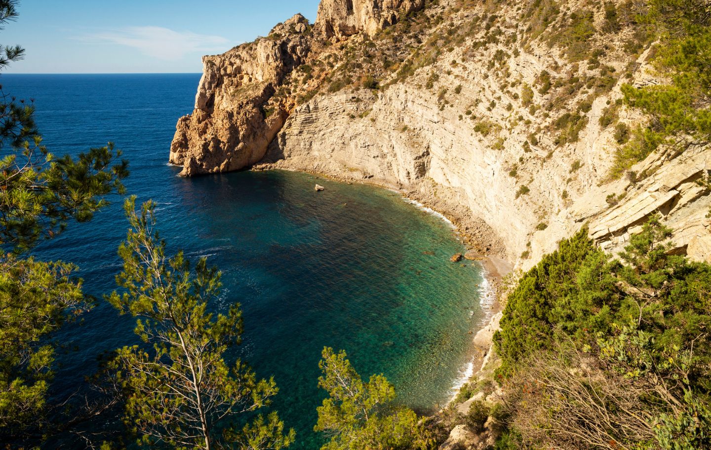Ses Balandres revela l'Eivissa més abrupta i salvatge, entre penya-segats, mar obert i antics camins de pescadors