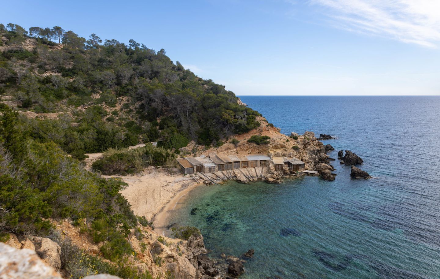 Cala d'en Serra combina aigües transparents i bellesa misteriosa en un dels racons més singulars del nord d'Eivissa