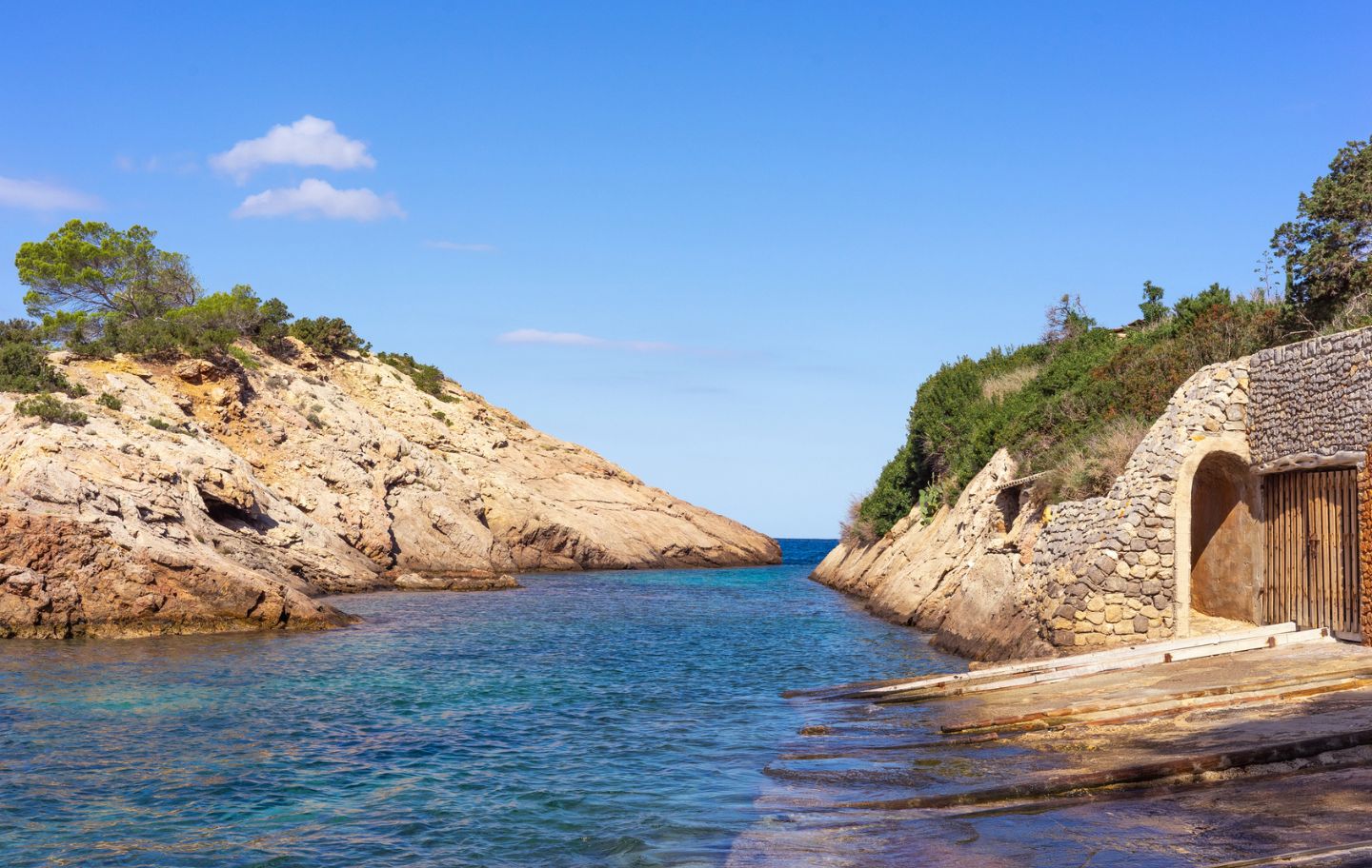 Es Canaret és una petita piscina natural del nord d'Eivissa, amagada entre calma, còdols i vegetació mediterrània
