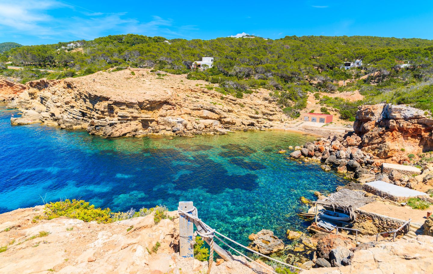 Punta de sa Galera transforma la roca en un amfiteatre natural obert al blau intens del mar d'Eivissa