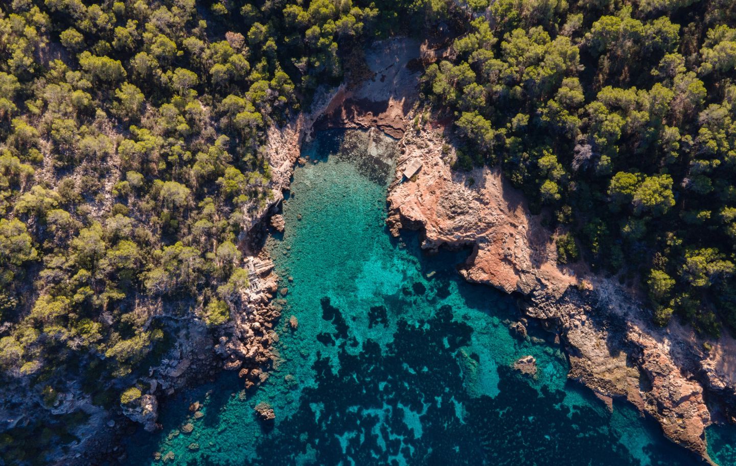 Cala des Xuclar és un refugi petit i rústic del nord d'Eivissa, entre varadors, aigües clares i calma marinera