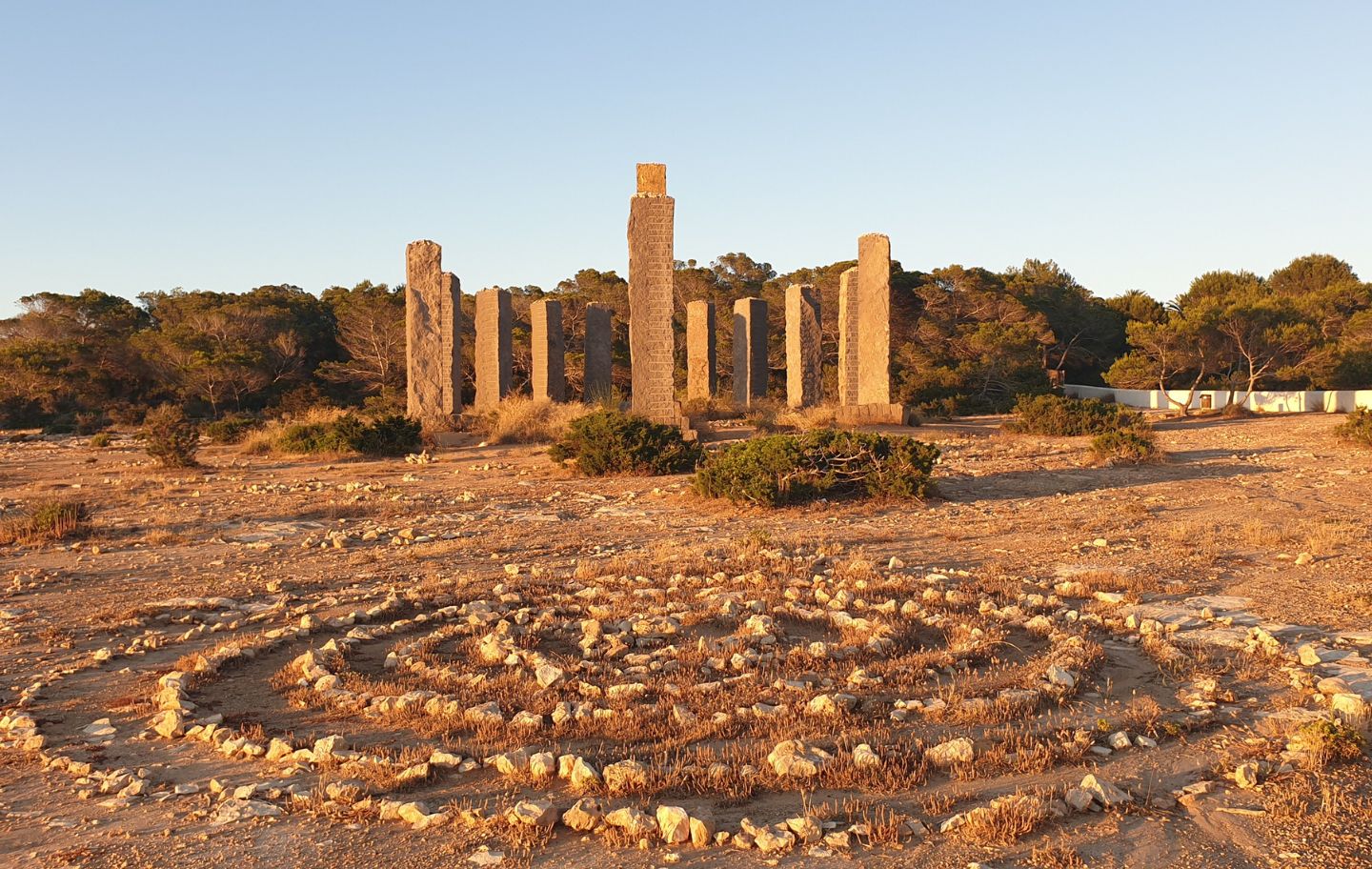 El monument Time and Space, a cala Llentia, s'alça davant el mar com l'Stonehenge més magnètic d'Eivissa