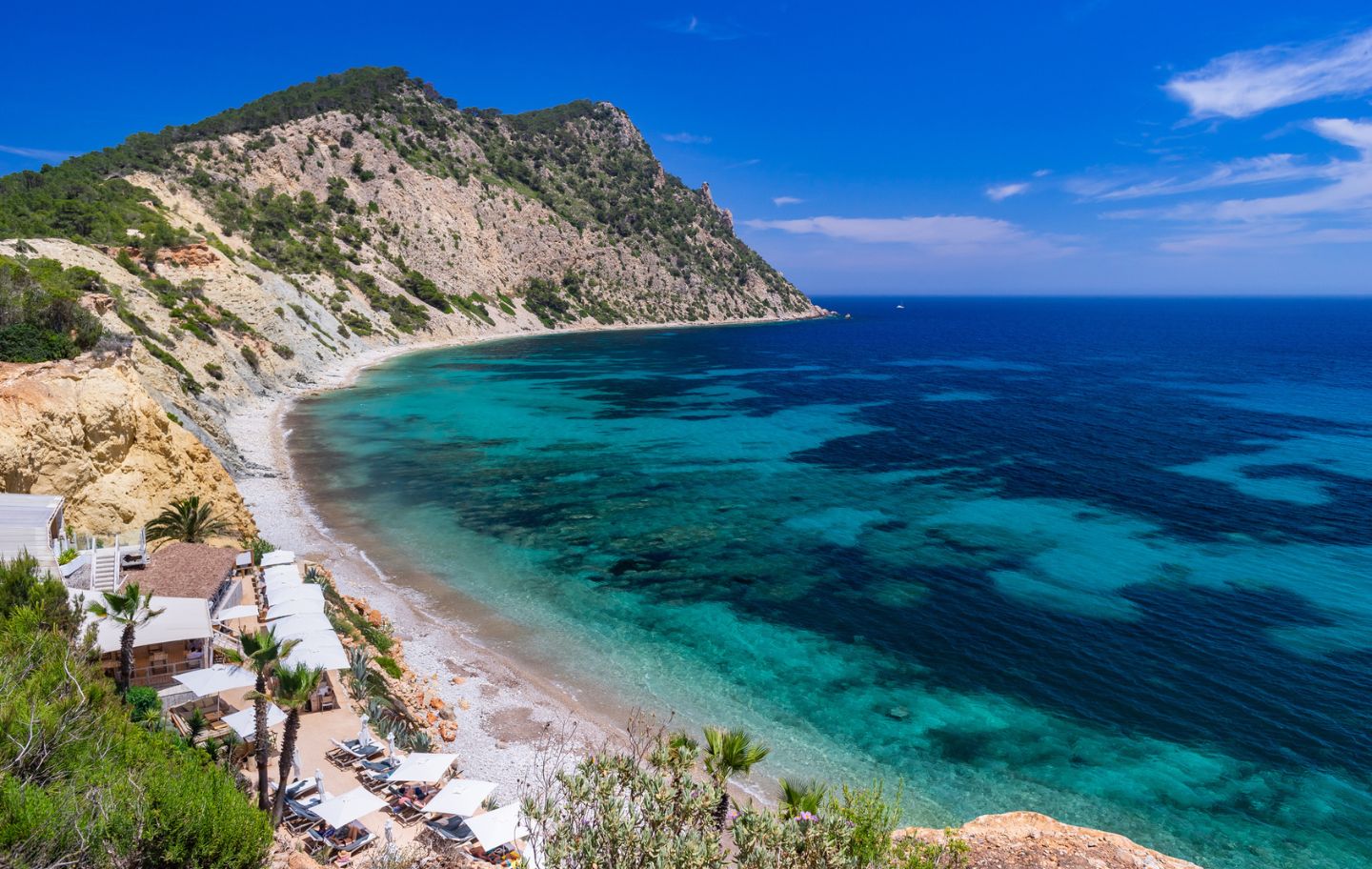 Salt d'en Serrà revela una Eivissa més feréstega, entre penya-segats, pedres rodones i un blau profund