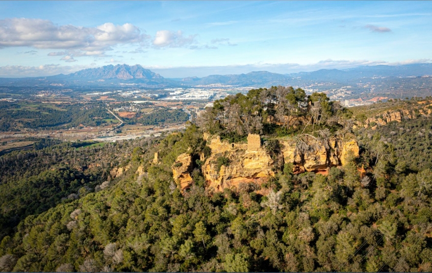 Entre Martorell i Castellví de Rosanes, la roca del triàsic amaga fortificacions i llegendes