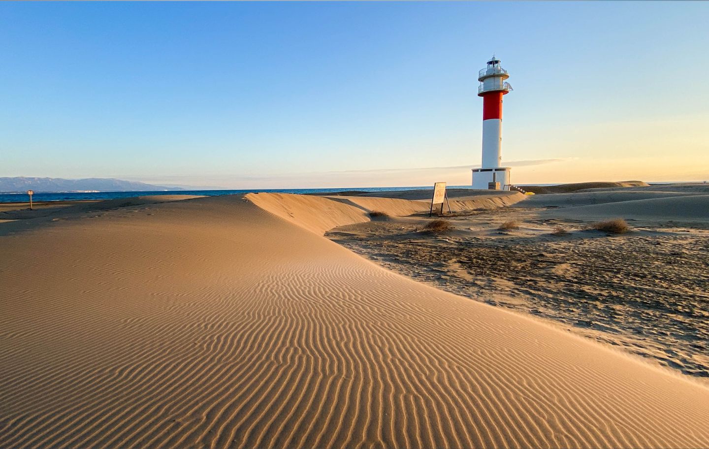 El far del Fangar, a la platja del mateix nom, és un dels racons icònics del delta de l'Ebre